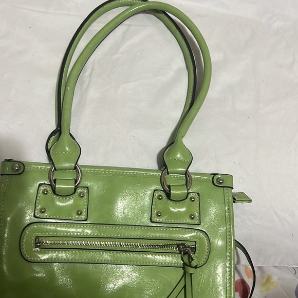 Es pequeña color verde muy bonita para combinar si está interesado cómpralo - Picture 14 of 17